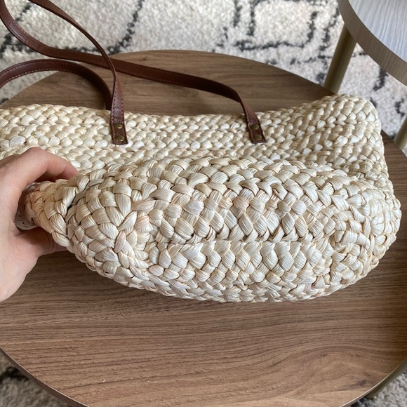 Large Parisian vibe basket straw tote with zipper - Picture 4 of 8